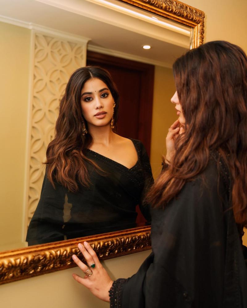 janhvi-kapoor-black-saree-photos